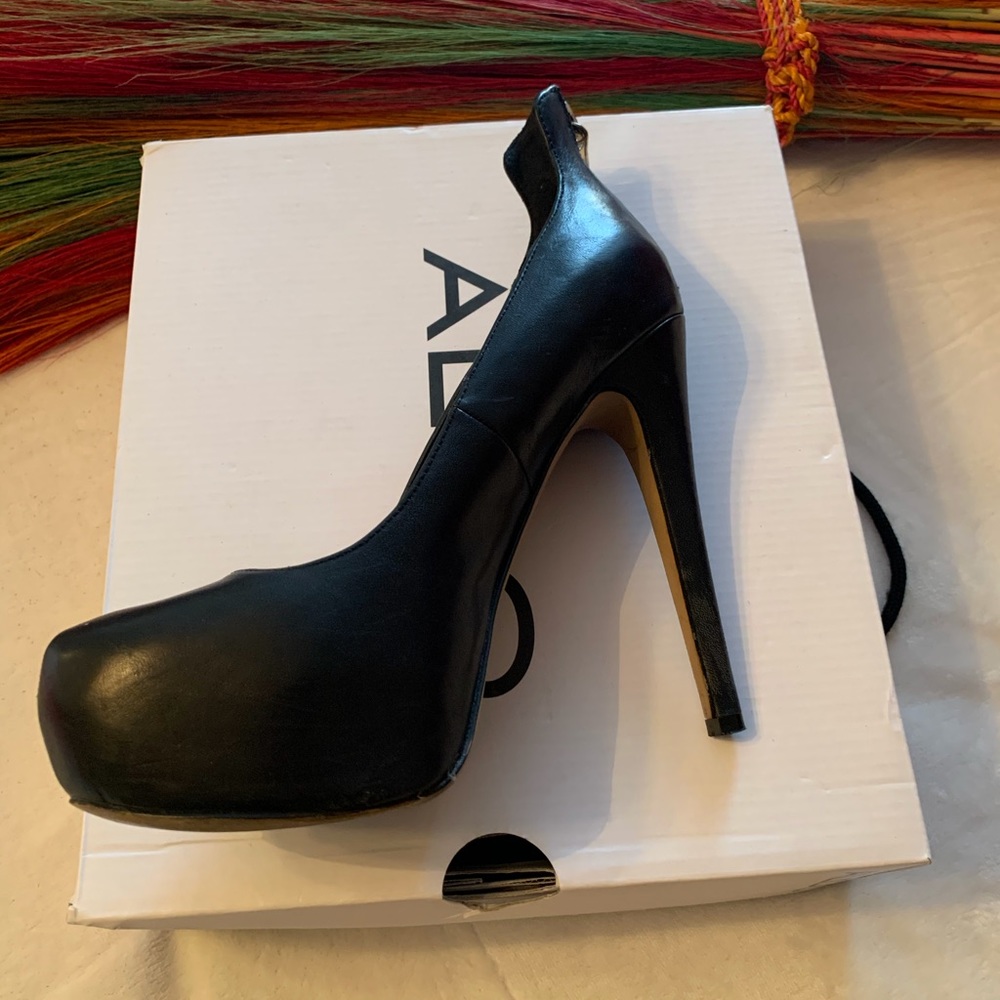 Black Platform Pump